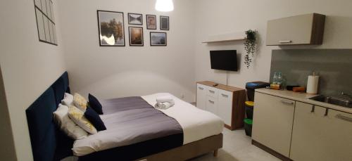 mała sypialnia z łóżkiem i kuchnią w obiekcie 4 Kąty Koronowo w mieście Koronowo