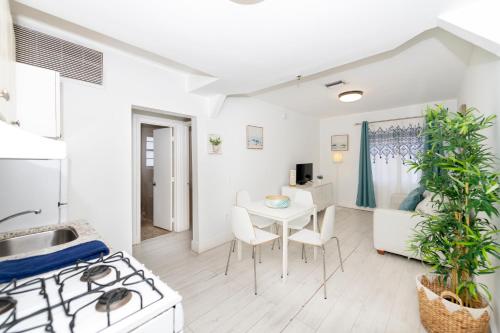 uma cozinha e sala de estar com um fogão e uma mesa em South of Fifth Ocean Drive Apt em Miami Beach