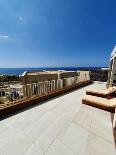 a balcony with a view of the ocean at Green Coast Resort V94 in Palasë