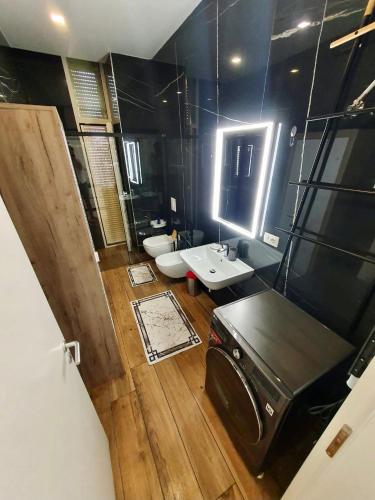 a large bathroom with a sink and a toilet at Green Coast Resort V94 in Palasë