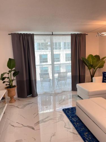 a living room with a couch and a large window at Lujoso apartamento en Brickell in Miami