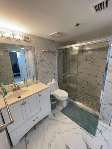 a bathroom with a sink toilet and a shower at Lujoso apartamento en Brickell in Miami