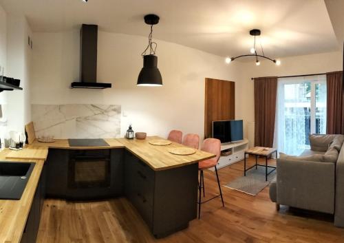 uma cozinha com uma ilha de cozinha com uma bancada em Apartament Słoneczny 2 em Sanok