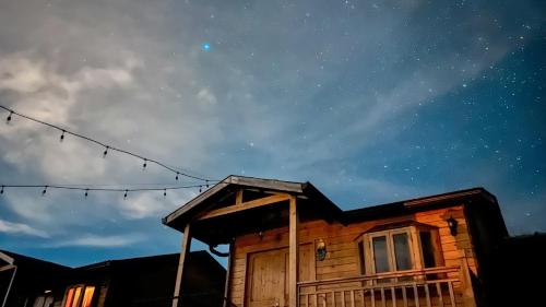ein Haus unter einem Sternenhimmel mit einer Reihe von Lichtern in der Unterkunft Hotel Cabañas y Mirador Secret Garden CR in Cartago