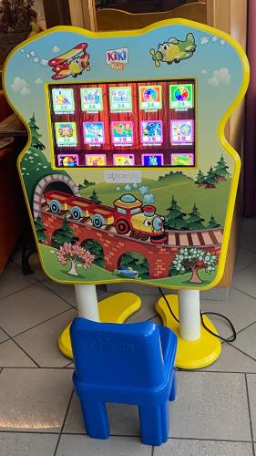 a hello kitty slot machine in a store at Hotel Olisamir in Cavedago