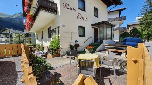 ein Haus mit einem Tisch und Stühlen davor in der Unterkunft Apartmenthaus Erna in Bad Hofgastein