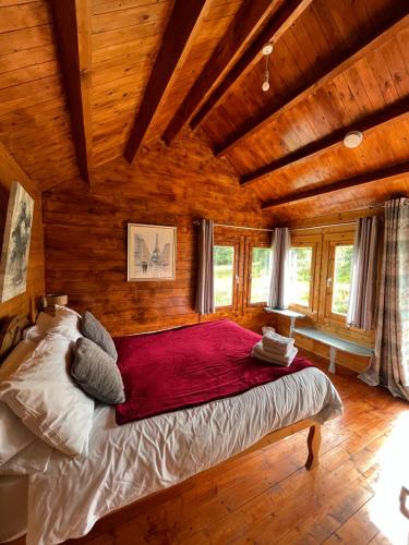sypialnia z dużym łóżkiem w drewnianym pokoju w obiekcie Red Robins Nest w Galway