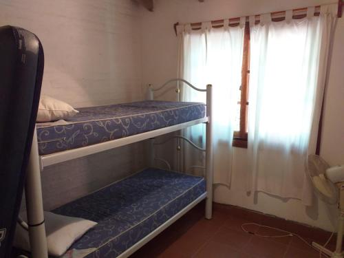 Ce dortoir comprend 2 lits superposés et une fenêtre. dans l'établissement Mis Soles, à Santa Ana