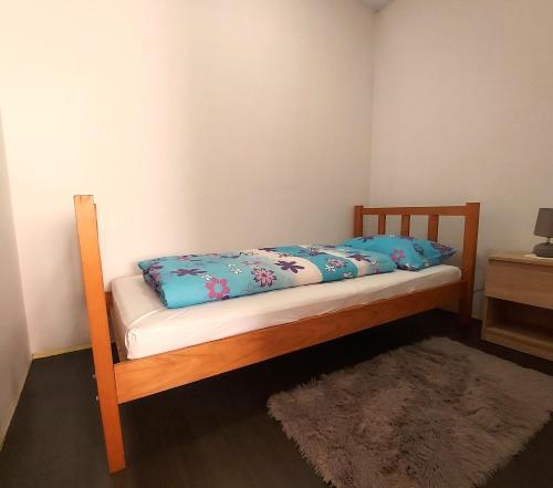um quarto com uma cama com lençóis azuis e almofadas azuis em Holiday house with a big garden and free parking 