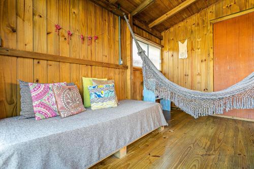 Ce lit se trouve dans un dortoir doté d'un hamac. dans l'établissement Moradas do Vale Praia do Rosa, à Praia do Rosa