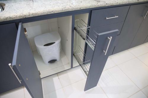a small bathroom with a toilet in a blue cabinet at Elegante Duplex Oceanico da Elena Super Cozinha USP y UfSCAR in São Carlos