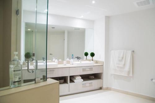 La salle de bains est pourvue d'un lavabo et d'un miroir. dans l'établissement Zen Vacation Rentals Hyde Ocean Front 3-Bedroom Paradise, à Hollywood