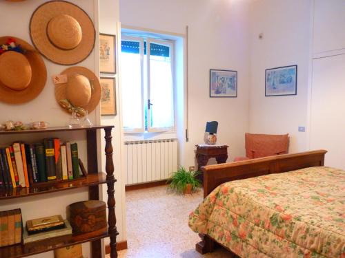 um quarto com uma cama e uma estante de livros com livros em Agriturismo San Lorenzo em Fiuggi