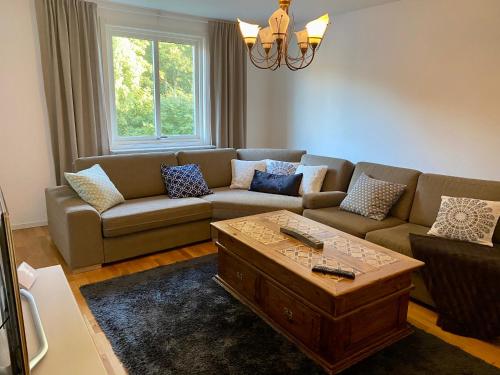 uma sala de estar com um sofá e uma mesa de centro em Fin lägenhet. Gångavstånd till Strömstads centrum. em Strömstad