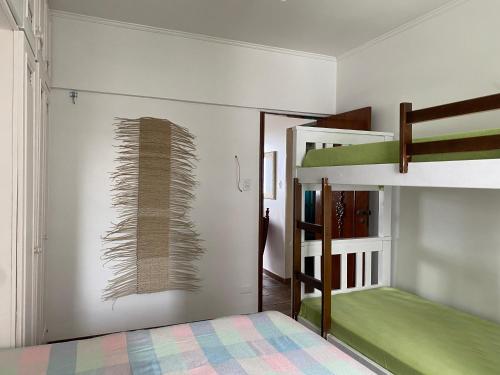 Zimmer mit 2 Etagenbetten und Flur in der Unterkunft Pe na Areia Canto do Forte, Wi-Fi,Estacionamento in Praia Grande