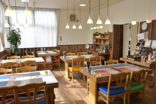 een eetkamer met houten tafels en stoelen bij Fujieda Ogawa Hotel - Vacation STAY 29628v in Fujieda