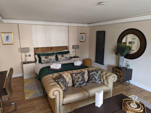 ein Wohnzimmer mit einem Bett und einem Sofa in der Unterkunft The Hideaway Thorpe Thewles in Thorpe Thewles