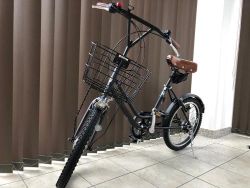 Una bicicleta con una cesta en la parte delantera de una habitación en Fujieda Ogawa Hotel - Vacation STAY 29605v, en Fujieda