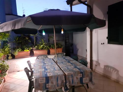 un tavolo con ombrellone su un patio di Viareggiomare a Viareggio
