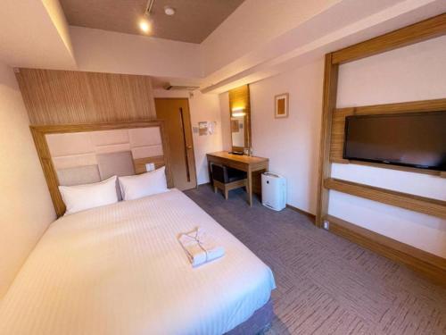 เตียงในห้องที่ HOTEL RELIEF Namba Daikokuchou - Vacation STAY 33927v