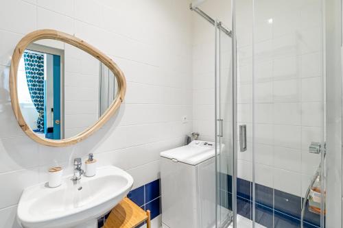 W łazience znajduje się umywalka, lustro i prysznic. w obiekcie Studio Shell 26M2, 120m Vieux-Port, Clim, Wifi, Accès autonome avec code w Marsylii