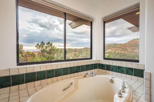 Ένα μπάνιο στο Stunning Views, Large Deck W/ Private Hiking Trail