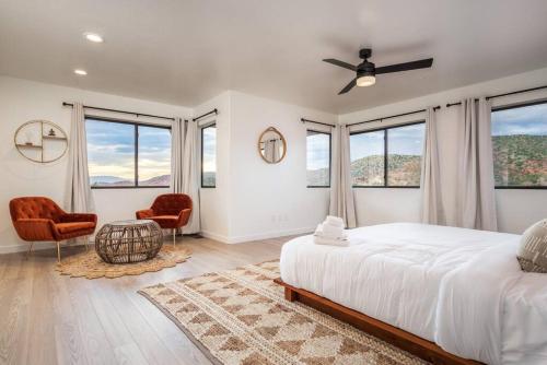 Ένα ή περισσότερα κρεβάτια σε δωμάτιο στο Stunning Views, Large Deck W/ Private Hiking Trail