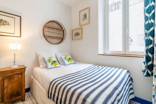 Un dormitorio pequeño con una cama y una ventana. en Le Grand Studio Bleu 29M2, 120m Vieux-Port , Clim ,Wifi, Accès autonome avec code, en Marsella