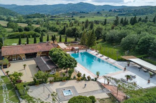 vista aerea di una casa con piscina di FIRENZE Villa a 5 Stelle - Villa Gaudia Luxury & Relax in Chianti a Firenze