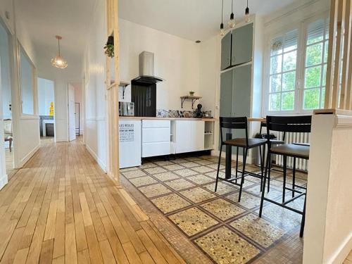 une cuisine avec une table et des chaises dans l'établissement DOMFRONT-BNB : CHIC & CONFORT, à Domfront