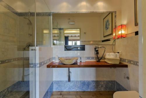 bagno con lavandino e specchio di FIRENZE Villa a 5 Stelle - Villa Gaudia Luxury & Relax in Chianti a Firenze