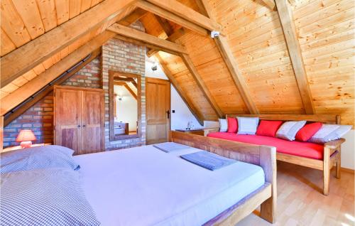 - une chambre mansardée avec 2 lits dans l'établissement Cozy Home In Gornji Trpuci With Jacuzzi, à Gornji Trpuci