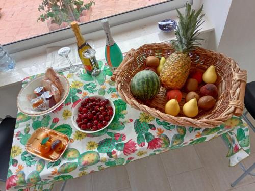 a table with a basket of fruit on a table at La Caletta di Afrodite in Calabernardo