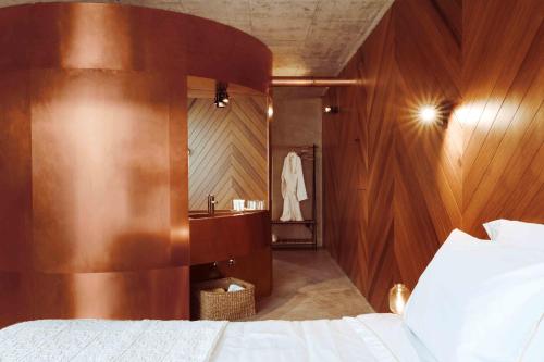 - une chambre avec un lit et une salle de bains pourvue d'un lavabo dans l'établissement Oliveiras Village — Agroturismo, à Amarante