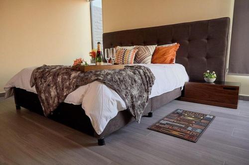 a bedroom with a large bed with a wooden headboard at Decorado Y Equipado Para Tener La Mejor Evaluación in Guadalajara
