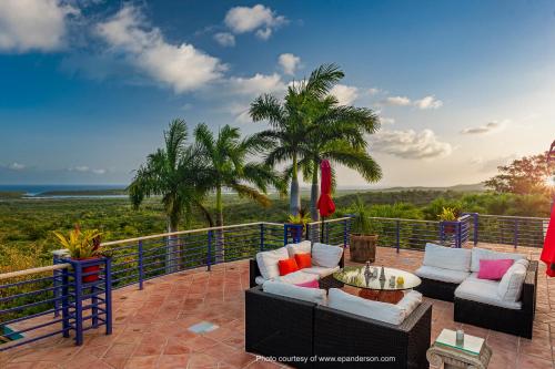 un patio con 2 sofás y una mesa en Casa de Colores, Vieques, en Vieques