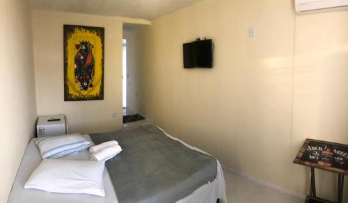 um quarto de hospital com uma cama e uma televisão em Pousada Cantinho do Joá no Rio de Janeiro