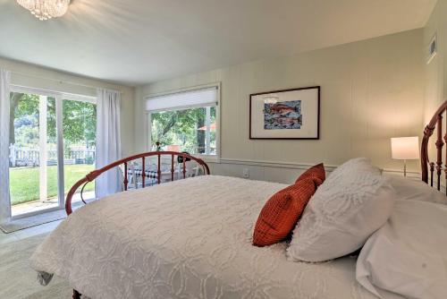 ein Schlafzimmer mit einem Bett mit Kissen darauf in der Unterkunft Waterfront Troutdale Hideaway Sandy River Fishing in Troutdale