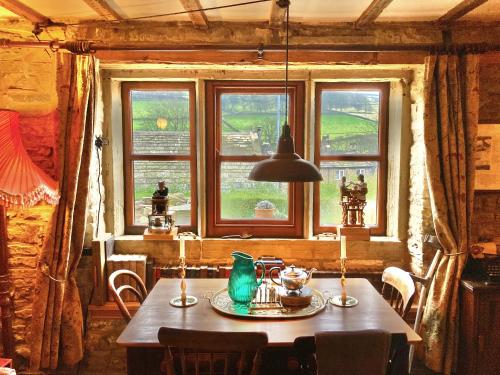 comedor con mesa y ventana en The Writers Cottage - Intriguing & Romantic, en Holmfirth