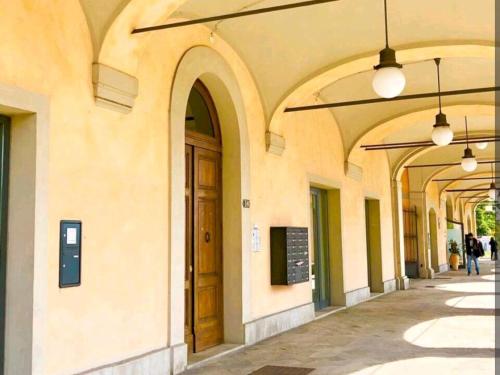 un edificio con arcos y una puerta en una calle en La *Bastia*, en Castelfranco Emilia