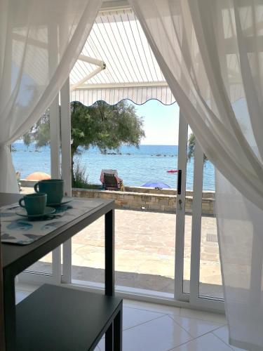 a table with a view of the ocean at Casa aMmare in Pioppi