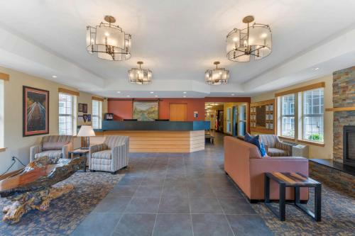 - un salon avec des canapés et une cheminée dans l'établissement Best Western Plus Columbia River Inn, à Cascade Locks