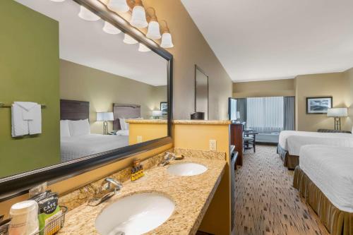 ein Hotelzimmer mit 2 Waschbecken und 2 Betten in der Unterkunft Best Western Plus Columbia River Inn in Cascade Locks