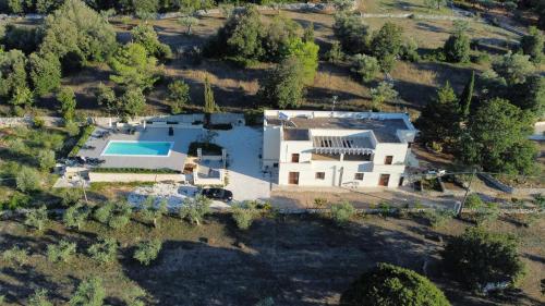 eine Luftansicht eines Hauses mit Pool in der Unterkunft Tenuta Valle Incanto in Locorotondo