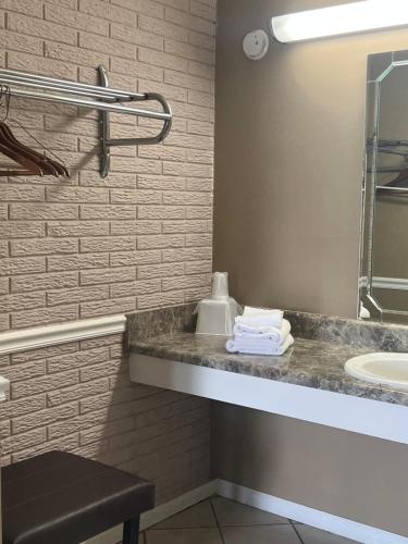 La salle de bains est pourvue d'un lavabo et d'un miroir. dans l'établissement Towne inn, à Sylacauga