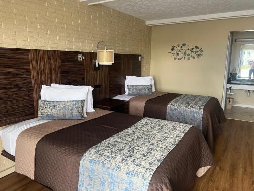 - une chambre d'hôtel avec 2 lits dans l'établissement Towne inn, à Sylacauga