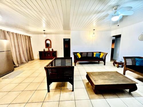 波拉波拉的住宿－KAHAI LODGE Maison tout confort et spacieuse à Bora Bora，客厅配有沙发和桌子