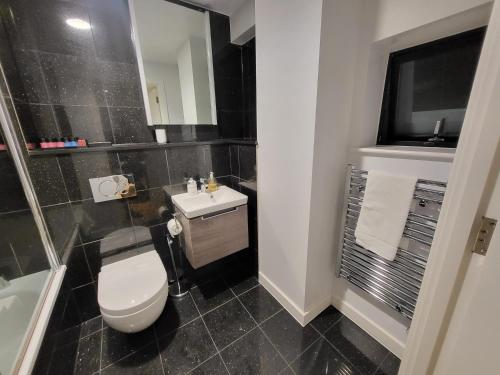 een badkamer met een wit toilet en een wastafel bij City Centre Stylish Apartment Croydon-Free Parking Provided in Croydon