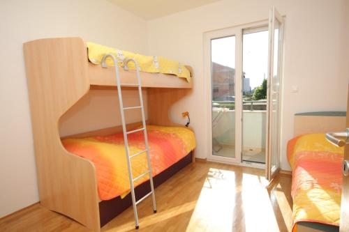 een kamer met 2 stapelbedden en een balkon bij Apartments by the sea Stari Grad, Hvar - 8704 in Stari Grad