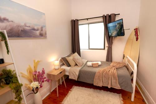 a small bedroom with a bed and a window at PodBed Coogee Beachside in Sydney